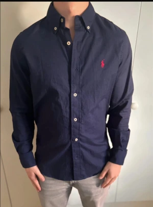 Ralph Lauren skjorta - Helt ny, storlek L men sitter mer som M. Linneskjorta. Färg blå. Hör av dig vid minsta lilla fundering! 