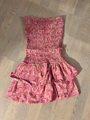 Klänning  - Oanvänd klänning 