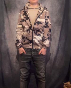 Helt ny vind jacka från Lindfors  - Helt ny skit snygg jacka från Lindfors i storlek S/M som är perfekt för vintern och hösten. Den har en slim i passformen och är riktigt bekväm 😁