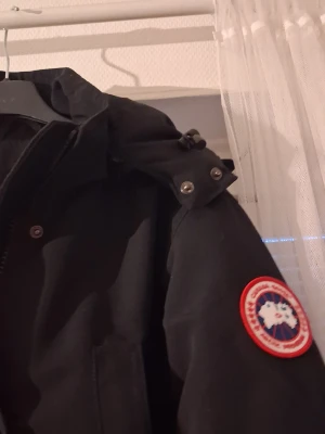 Canada Goose Trillium Parka - storlek M - Nästintill Nyskick !  - Canada Goose Trillium Parka Storlek M Väldigt fint skick, se bilder ! Varm och go nu till vintern  säljes pga fel storlek, köpte till min fru något år sen, men den passar ej, så har blivit hängandes ej använd mer än ett par gånger.  (hologrammet med isbjörn)                                                               Kvitto finns ej därav det låga priset.  