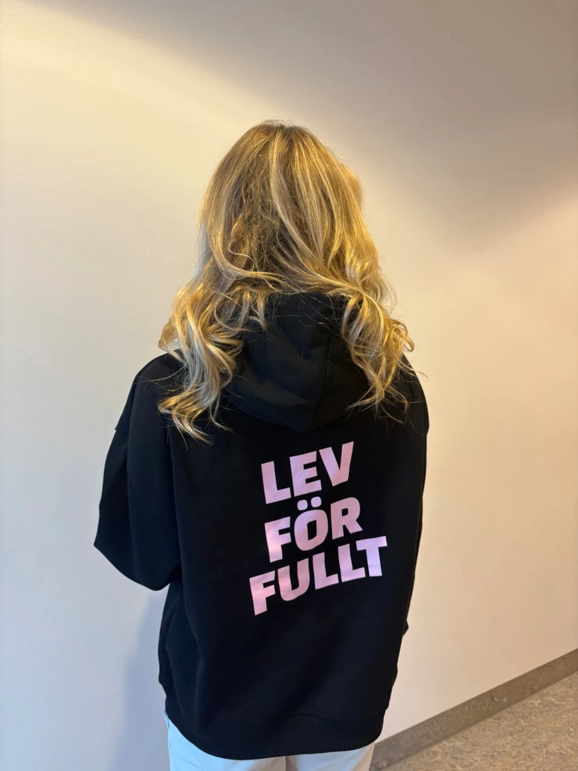 Svart hoodie med rosa text