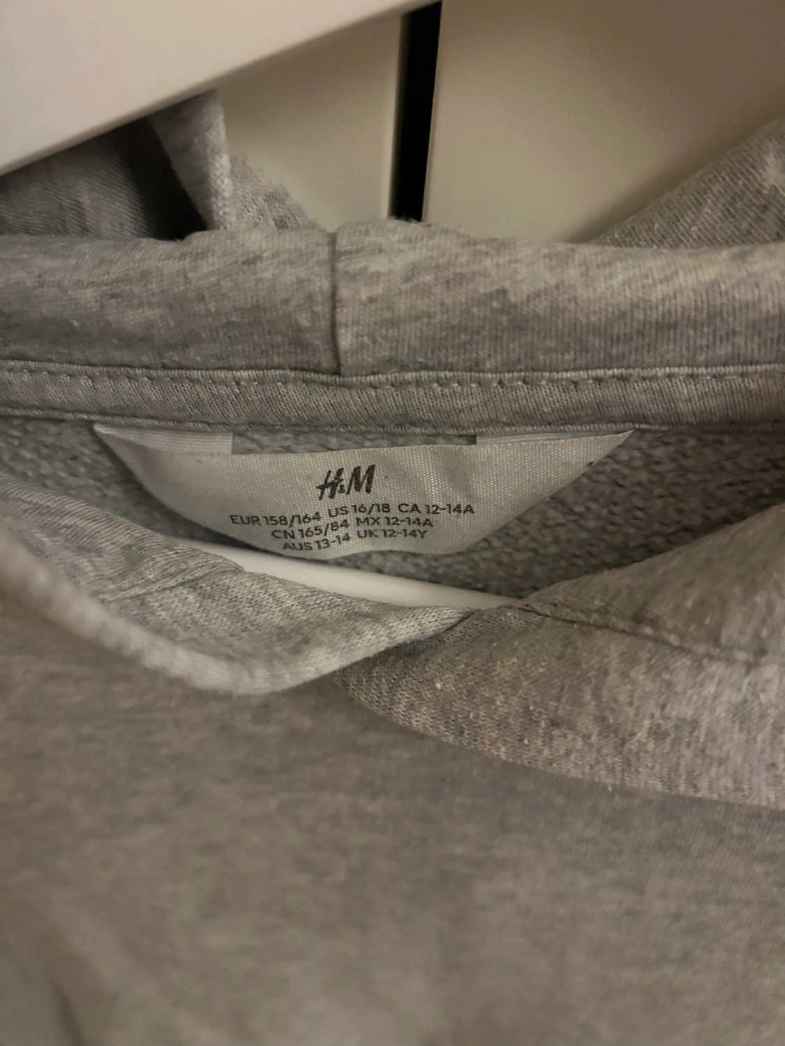 Grå hoodie från H&M med huva - 1