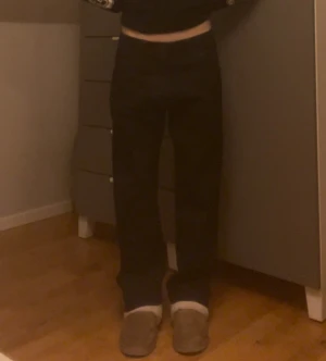 Svarta slim jeans Regular Slim W34 L34 - Svarta jeans från 157 i modellen Regular Slim, storlek W34 L34. Klassisk femficksdesign med smal passform och raka ben. Snygga och stilrena, perfekta till sneakers eller boots. Materialet är jeans med stretch för extra komfort.