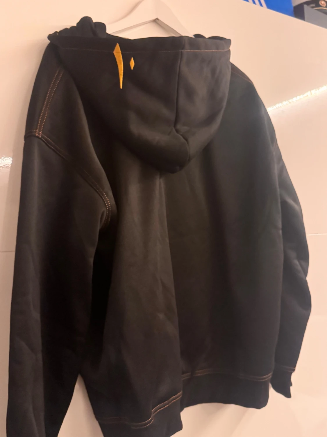 Svart hoodie med broderad motiv - 1