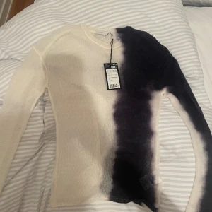 Tröja Weekday! - Oanvänd tröja från weekday med lappen kvar!❣️tröjan är vit och mörkblå i tunt stickat ull!