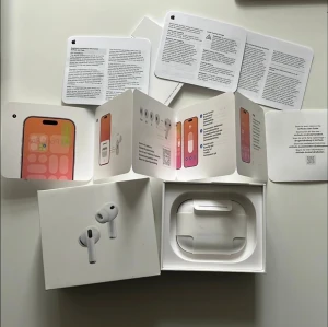 AirPods Pro 3 - Nya AirPods Pro 3 med H3-chip, förbättrad ljudkvalitet, aktiv brusreducering, pulsmätare och temperatursensor. Levereras komplett med laddningsetui, extra öronkuddar och laddkabel. Oöppnad förpackning, 2025 års modell, i nyskick utan synligt slitage. Säljer dem då jag ej använt dem och vill få sålt dem! Köpta på Elgiganten för 2995kr, pris kan diskuteras bara att höra av sig vid intresse 🙏🏼