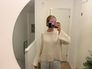 Beige stickad tröja Gina Tricot S - Säljer en beige stickad tröja från Gina Tricot i storlek S. Tröjan har breda ribbade muddar vid ärmslut och nederkant, samt långärmade och loose passform. Materialet är en mjuk ullblandning som känns skönt mot huden. Perfekt för dig som gillar enkel och clean stil.