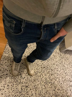Replay Anbass Jeans - Perfekta jeans från replay till vintern med sjukt snygg tvätt | Jeansen är slim fit i modellen Anbass | W29 L32 | Dem är mycket bra skick | Hör av er vid minsta lilla fråga!!