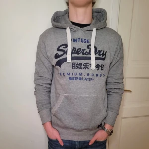 Superdry hoodie grå - Snygg grå hoodie från Superdry - Pris: 499 kr - Storlek S - Först till Kvarn!