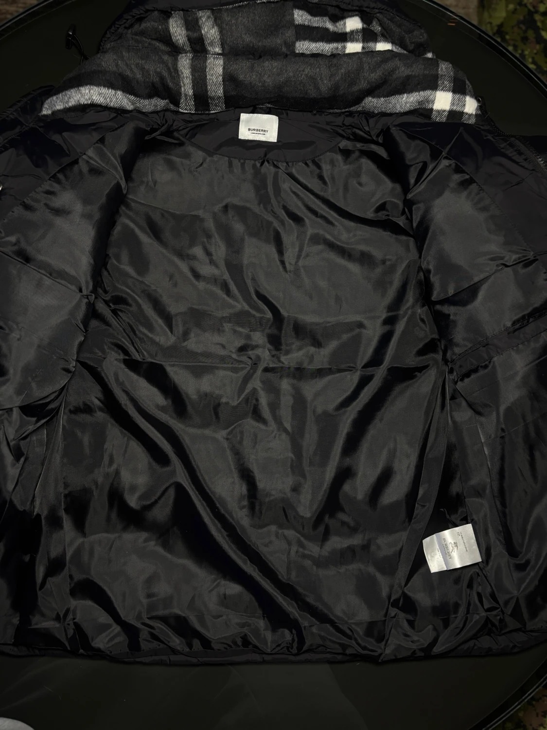 Svart dunjacka från Burberry med huva - 2