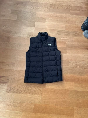 dunväst North Face - North face väst använd max 5 gånger. Jävligt nice passform men inte riktigt min still.