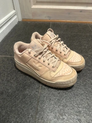 Adidas sneakers  - Adidas sneakers, vet ej vad det är för modell, lite smutsiga men inga skador 