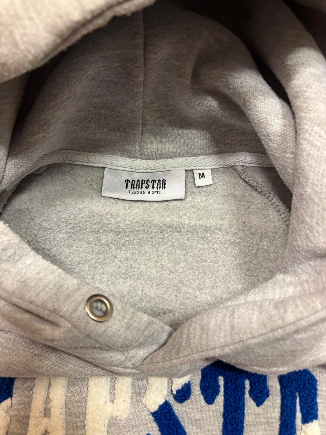 Grå Trapstar hoodie med blå/vit text - 4