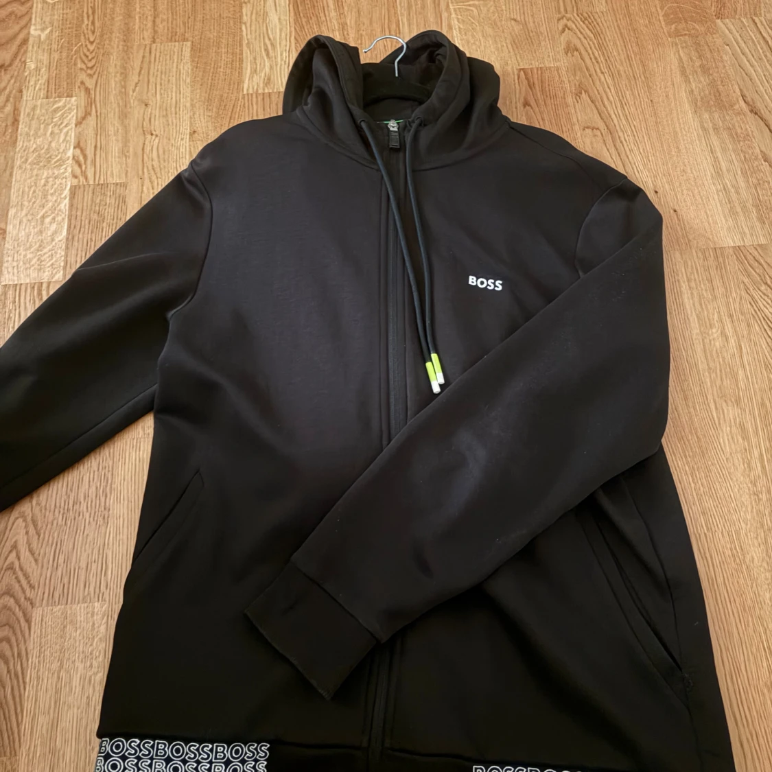 Svart hoodie från BOSS med dragkedja - 1