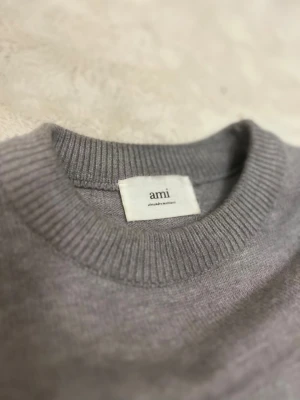 Ami Paris tröja - Fin Ami Paris sweatshirt Grå i storlek S. Bekväm passform och mjukt material, med det ikoniska hjärtloggan. I topp skick utan fläckar eller hål.