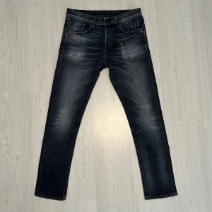 Dondup Jeans - Tja säljer nu ett par as feta gråa/svarta jeans från Dondup för endast 899! Strl W31, modellen heter Icon, jeansen har lite slitningar här och där men inget man ser igenom, hör av er i dm vid funderingar 🙌