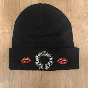 Svart Chrome Hearts mössa med brodyr - Den är använd men fortfarande i bra skick. Skriv privat vid fler frågor.