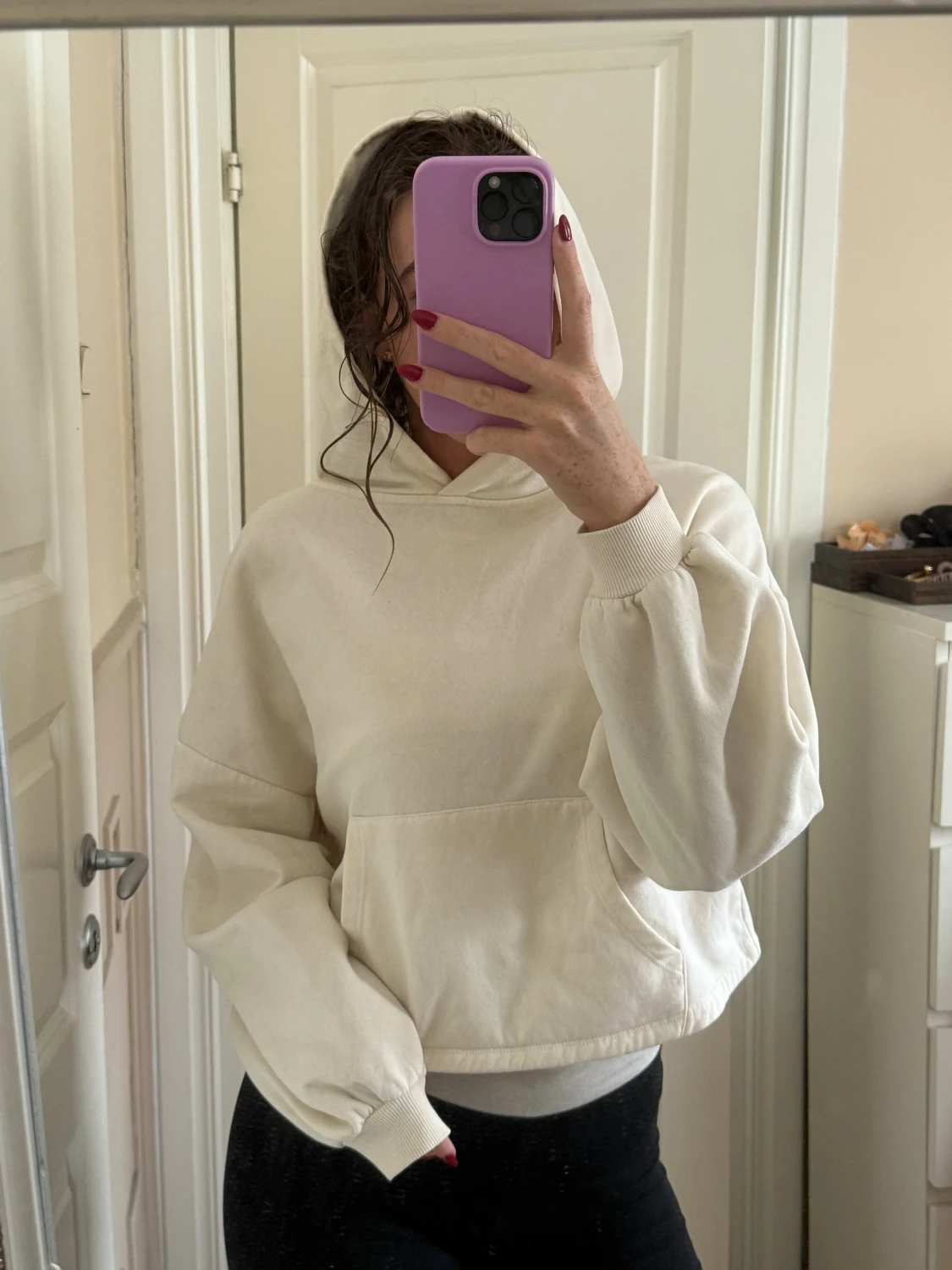 Vit hoodie från Stradivarius