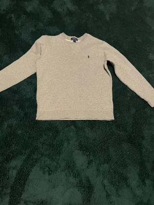 Grå långärmad tröja från Polo Ralph Lauren - Snygg grå långärmad tröja från Polo Ralph Lauren.