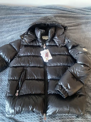 Moncler jacka -  säljer min jacka pågrund av att de inte passar mig och den är ej använd och bara testat, en mycket fin och populär jacka som håller dig varm.