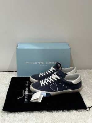 Philippe Model  - Philippe model | Mörkblå med mocka | Skick - 8,5/10 | Små defekter på mockan, se bild nmr 2 & 5 | Annars är skicket väldigt bra och använt ett fåtal gånger | Storlek - 42 | Box + dustbag + extra snören medföljer | Nypris - 3200kr | Hör av er vid frågor eller funderingar 🙌