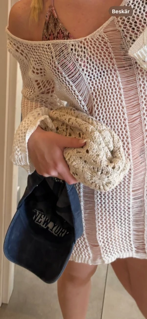 Clutch - Beige/vit stickad clutch, köpt på marknad utomlands 🩷🩷🩷