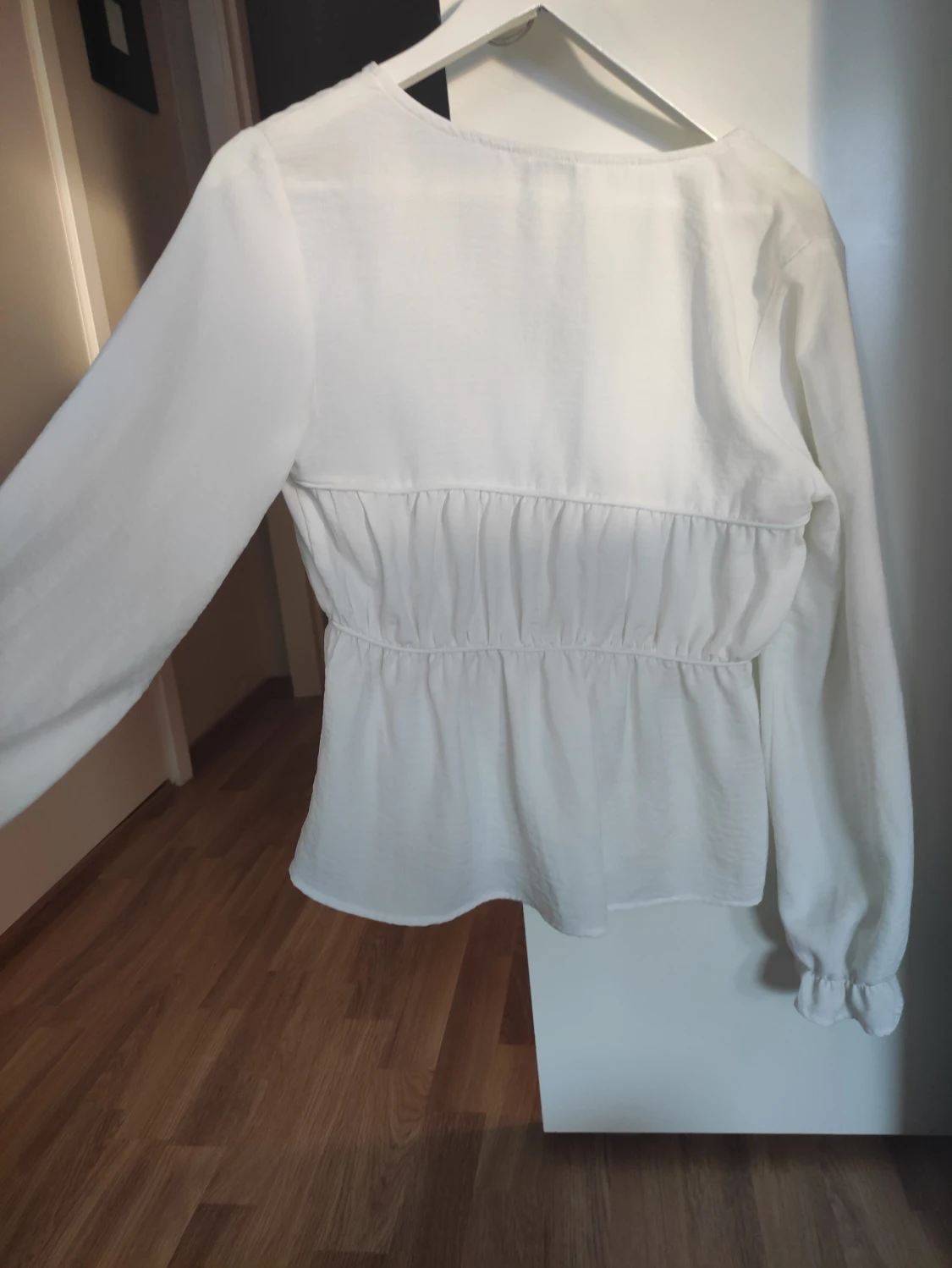 Vit omlottblus med snörning från AWARE - 1