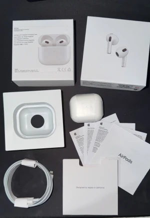 AirPods (3rd generation) med MagSafe-laddningsetui - Säljer ett par Apple AirPods (3rd gen) med MagSafe-laddningsetui. Komplett med originalkartong, laddkabel och manualer. Mycket fint skick, inga synliga repor eller skador. Perfekt för trådlös musik och samtal med hög ljudkvalitet. 1:1