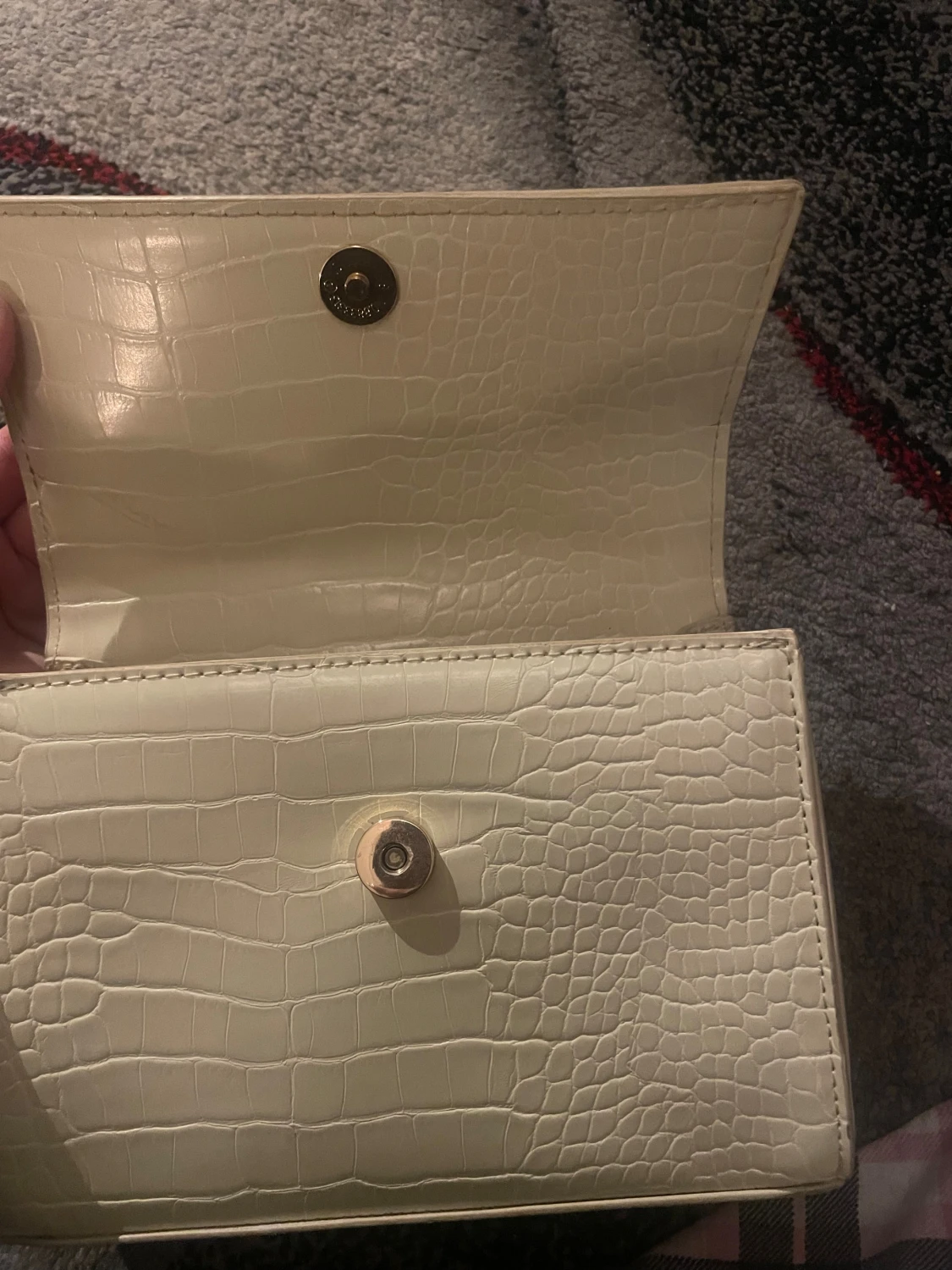 Vit handväska med krokodilmönster - 2