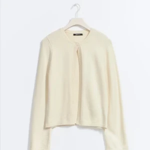 Vit kofta från Gina Tricot - Superfin kofta från Gina Tricot med en knapp framtill. Koftan är stickad i mjukt material och har långa ärmar. Slutsåld på hemsidan! 