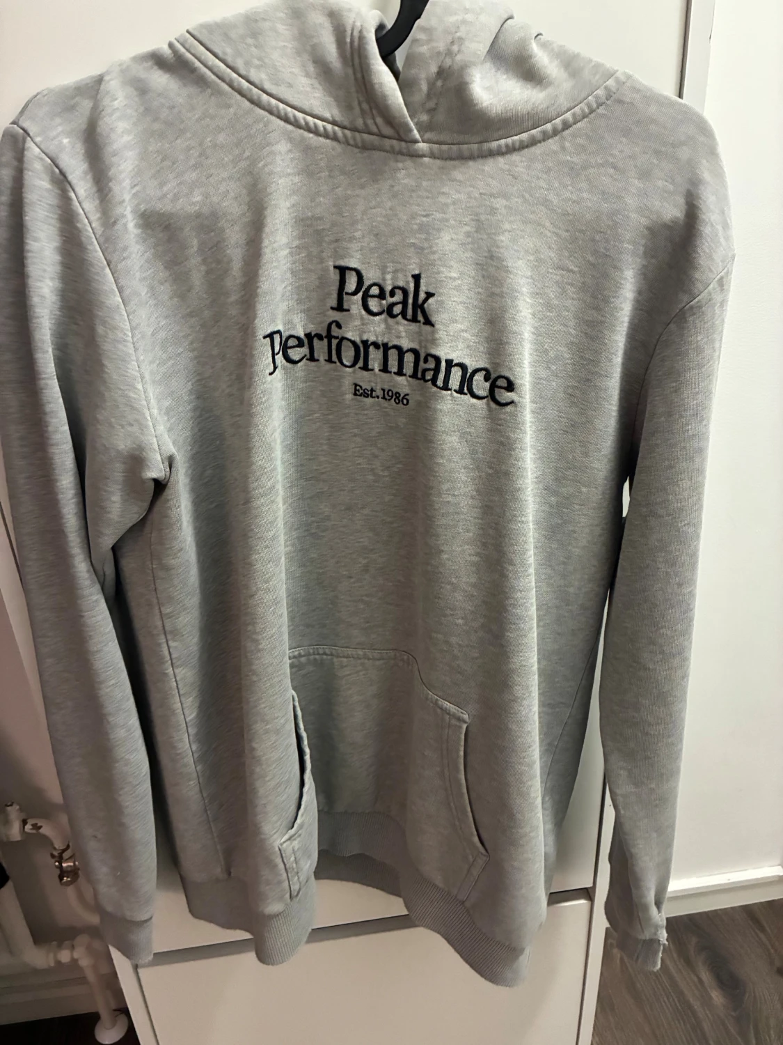 Grå hoodie från Peak Performance