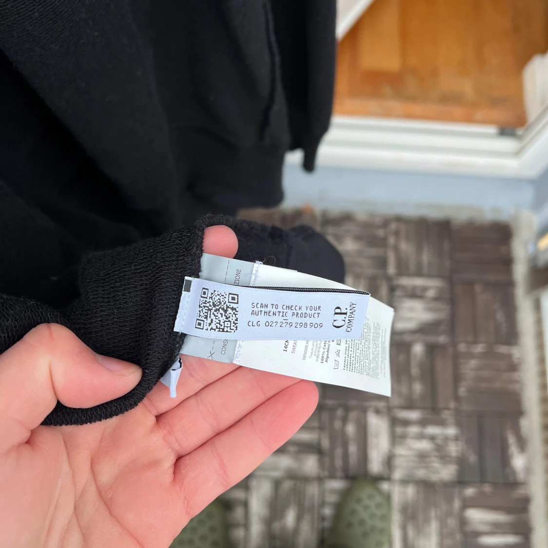 Svart hoodie från C.P. Company - 3