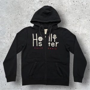 Hollister Hoodie - Hollister Hoodie | Vintage modell | Skick 9/10  Färgen svart | Storlek S | Hör av er för mer information/bilder! 