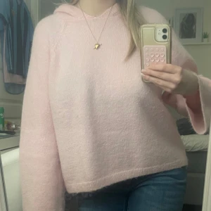 Ljusrosa stickad hoodie med huva - Supermysig ljusrosa stickad hoodie med huva och långa ärmar. Köpt länge sen och finns ej längre men har använt den en gång, är i mycket bra skick/nytt skick. 