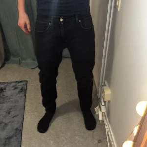 Svarta jeans från zara - Tvärfeta jeans från zara, inga defekter och skön passform😄