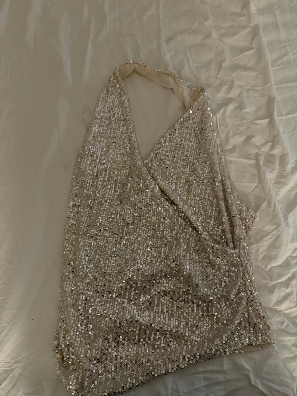 Glittrig topp öppen rygg 