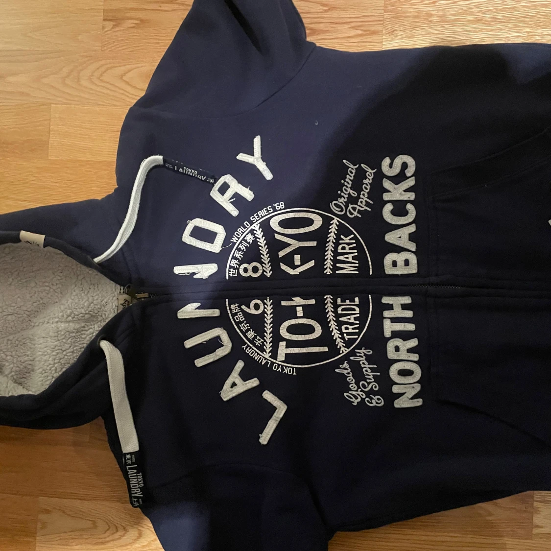 Mörkblå hoodie Tokyo Laundry - 2