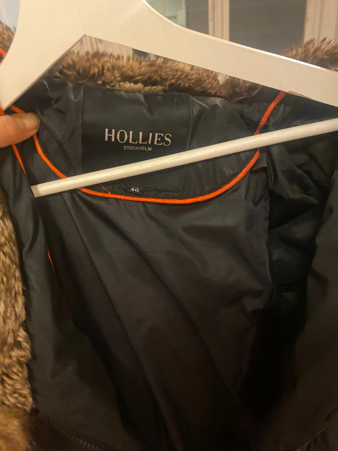 Svart pufferjacka med päls från Hollies