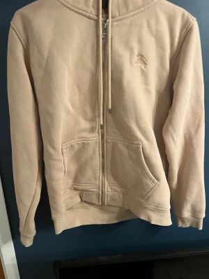 Khaki burberry zip up hoodie  - Säljer min khaki burberry zip up då den är för liten storlek xl men passar bäst för L/M. Försten till köp får en 2 ml parfym sample på en random parfym 