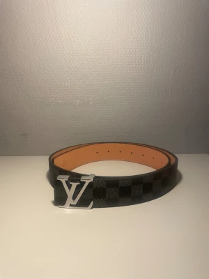 Louis Vuitton rutig svart bälte - 110cm