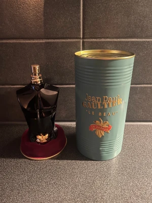 Jean Paul Gaultier Le Beau Parfum - Snygg och unik parfymflaska från Jean Paul Gaultier, Le Beau Le Parfum. Volymen är 125 ml. Tillverkad i Spanien 2021. Perfekt för dig som vill sticka ut med din stil.