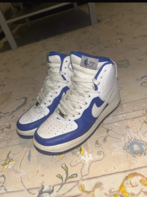 Blå High Nike Airforce 1 - Blå/vita Nike skor. Väldigt fräscha. Säljer eftersom de inte passar mig längre och jag inte använt de på länge. Pris går att diskuteras 