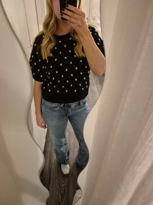 Svart prickig stickad tröja från Vila - jättesöt svart stickad tröja från Vila med vita prickar❣️