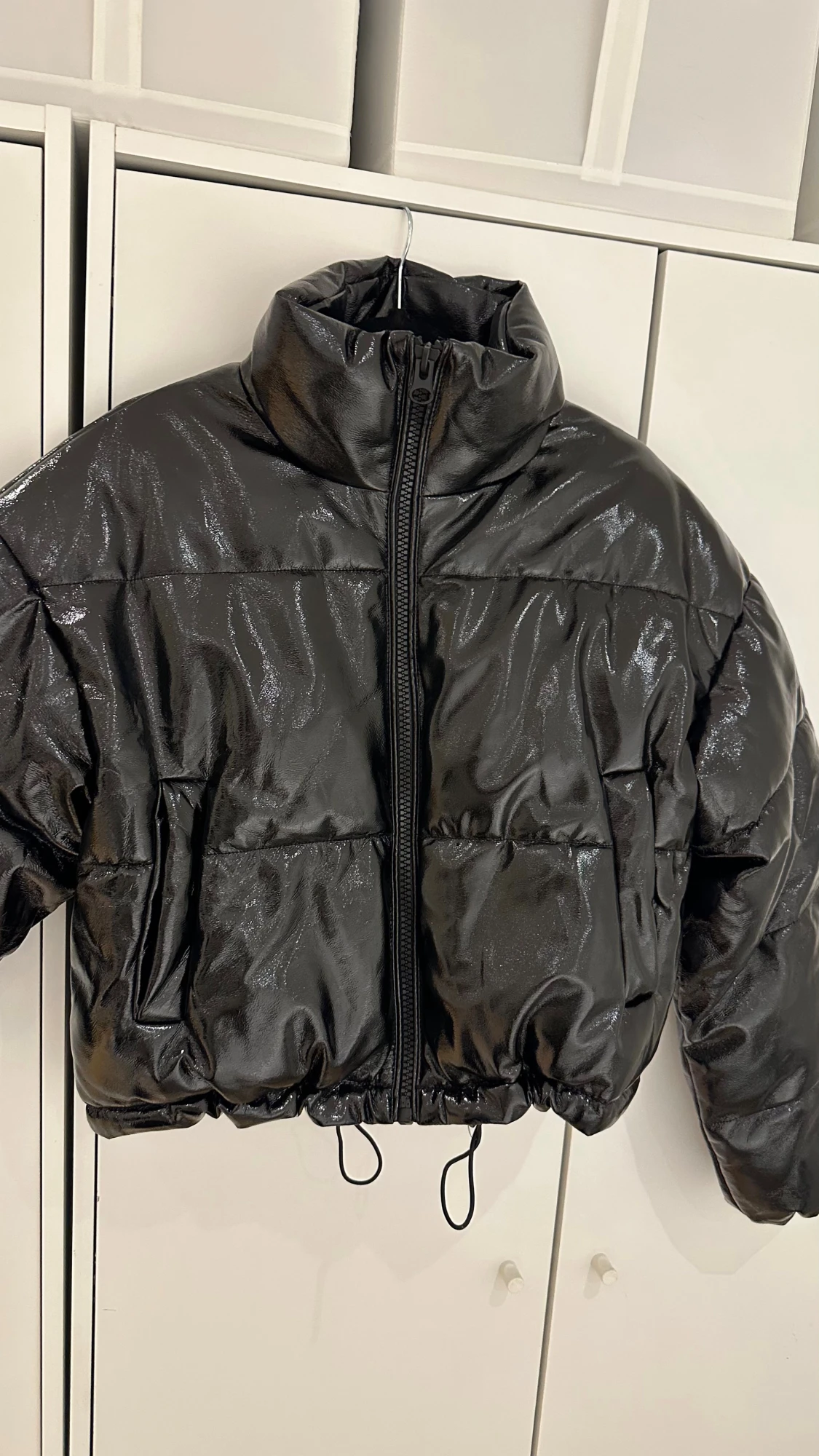Svart glansig pufferjacka med dragkedja - 1