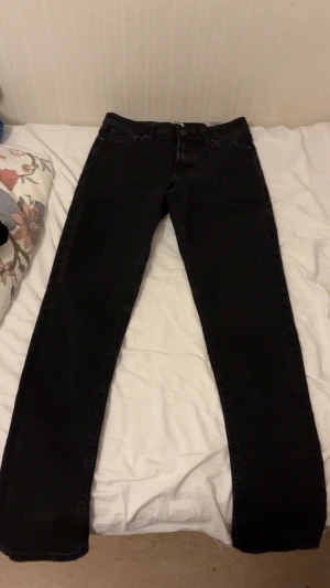 Svarta jeans från Jack & Jones 164 - Svarta jeans från Jack & Jones i storlek 164, passar dig som är runt 14 år. Klassisk femficksmodell med rak passform och normal midja. Snyggt stilrena och funkar till många olika looks. Materialet är slitstarkt jeans i bomull.