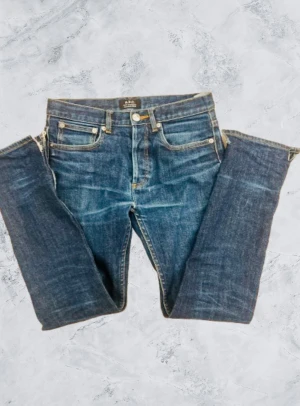 A.P.C Jeans - Jätte feta Raw denim jeans från A.P.C,storlek 28 kan passa någon med storlek 27 också.