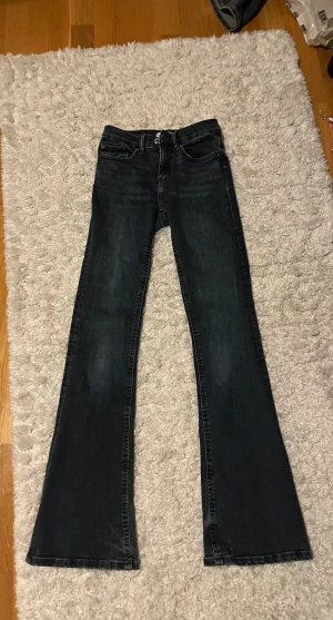 Bootcut jeans från Perfect jeans - Snygga mörkblåa bootcut jeans från Perfect jeans i storlek 32. Använder inte så mycket så säljer därförrrrr🥰🥰Priset kan såklart diskuteras och tar gärna emot prisförslag❤️