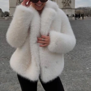 Zara Faux fur jacket - Säljer nu denna super snygga virala Zara ZW collection faux fur jackan. Helt slutsåld, Super snygg och helt i nyskick🌸 Använd 1 gång