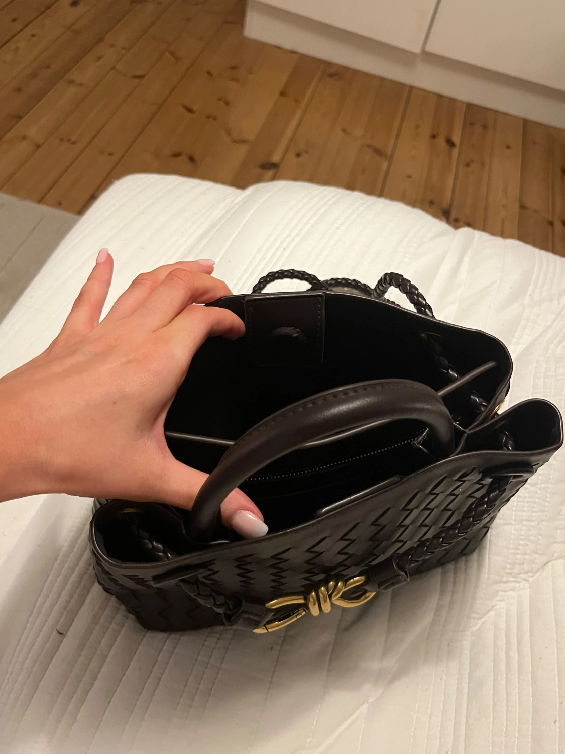 Mörkbrun handväska med flätad design - 3