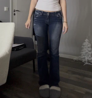 Mörkblåa lågmidjade jeans  - Märke- DIWA JEANS  Storlek: 36  Mått:  Midjemått: 38cm Innerbenslängd: 81cm  Mycket bra skick och är as snygga passar mig som är 172cm lång ☺️😇